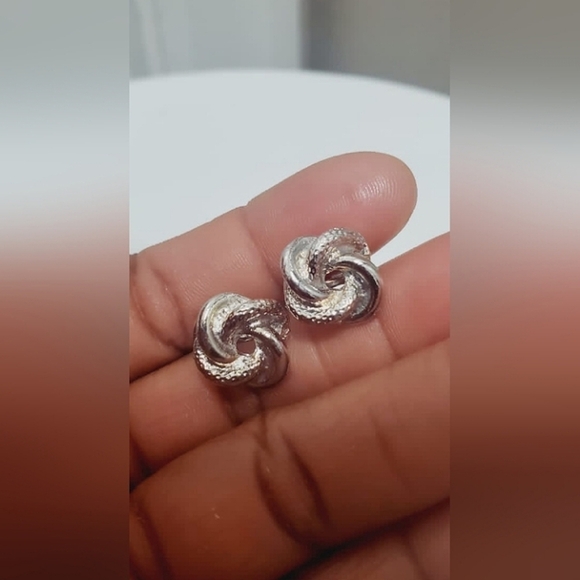 Twisted Rope Silver Tone Stud Earrings. 🌴 - Picture 4 of 4